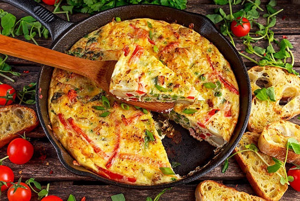 Frittata biasanya disajikan dengan bahan tambahan seperti daging, keju, atau sayuran. Foto: Pexels