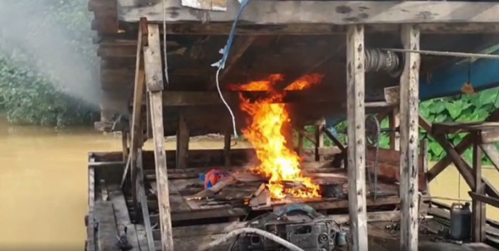 Polisi Bakar 6 Kapal Penambang Emas Ilegal di Kuansing