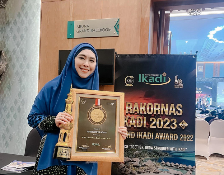 Dapat Penghargaan sebagai Dai Inovatif, Oki Setiana Dewi Makin Mantap Berdakwah