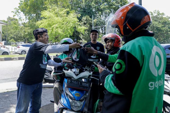 Aksi Peduli Komunitas Warteg se-Jabar Berbagi Makanan untuk Pengemudi Ojol