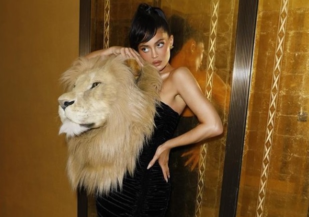 Kylie Jenner Dihujat Pakai Gaun Berkepala Singa, Rumah Mode Schiaparelli Buka Suara