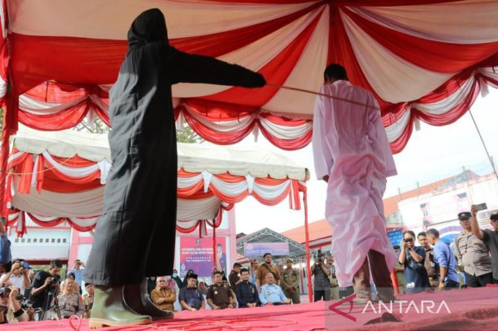 Perempuan Pelaku Zina di Aceh Barat Pingsan Saat Dihukum Cambuk
