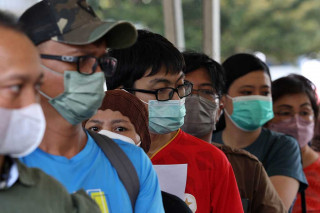 Antusiasme Ratusan Warga Ikuti Vaksin Booster Kedua di Balai Kota Jakarta