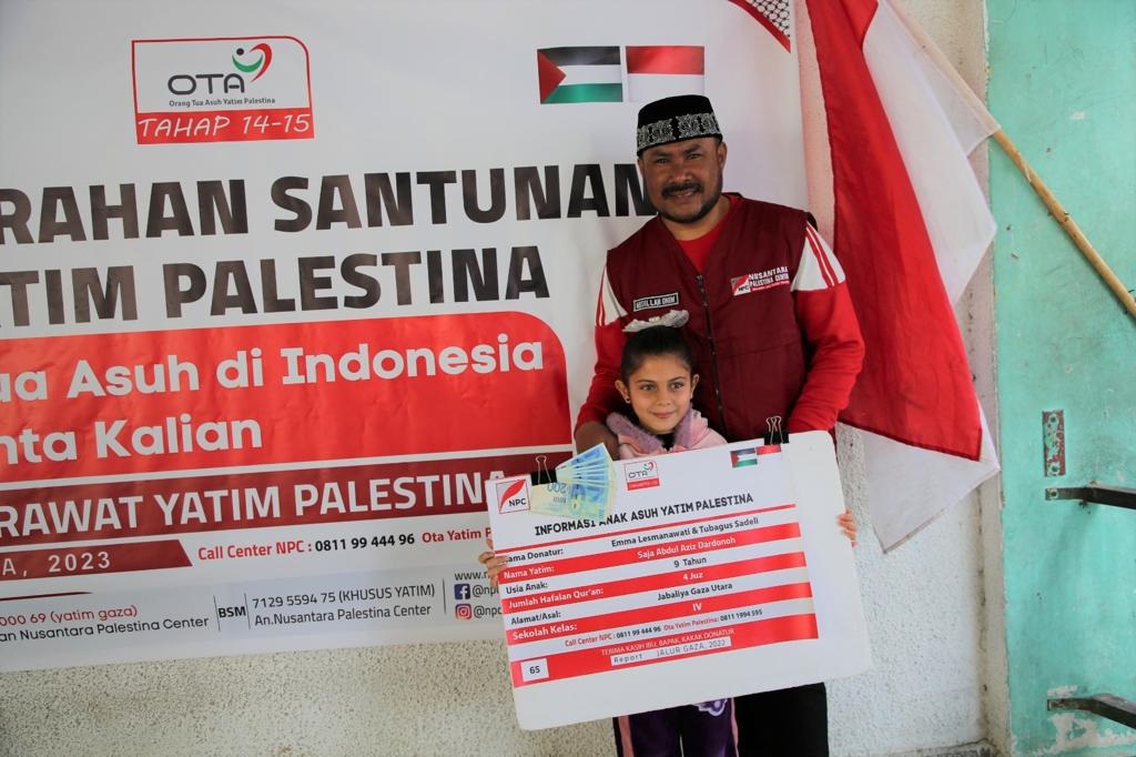 Bang Onim bersama salah satu anak yatim di Jalur Gaza, Palestina. (NPC / Bang Onim)