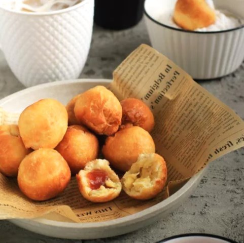 Sontek cara buat kue goreng khas Belanda yang dikenal dengan nama oliebollen. (Foto: Dok. Endeus TV)
