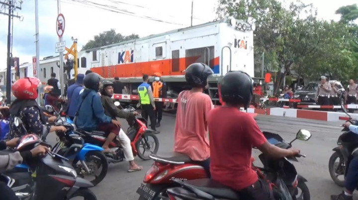 Warga Protes Perlintasan KA Sebidang di Bandara Adisutjipto Bakal Ditutup Permanen