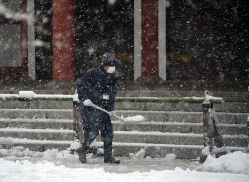 Badai Salju di Asia Timur Tunda Penerbangan, Penumpang Terlantar di Bandara
