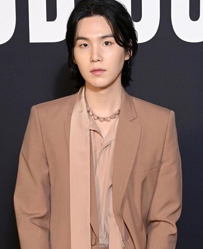 Suga BTS Tampil Menawan dengan Setelan Warna Bumi di Fashion Show Valentino Paris Fashion Week 2023