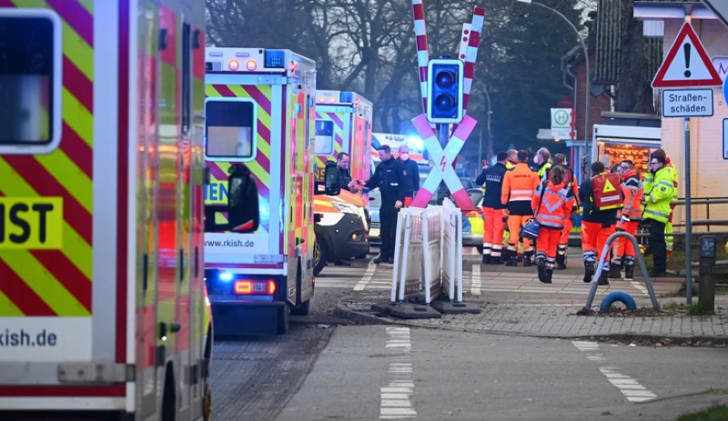 Tim medis di lokasi penikaman di kereta Jerman. Foto: DPA