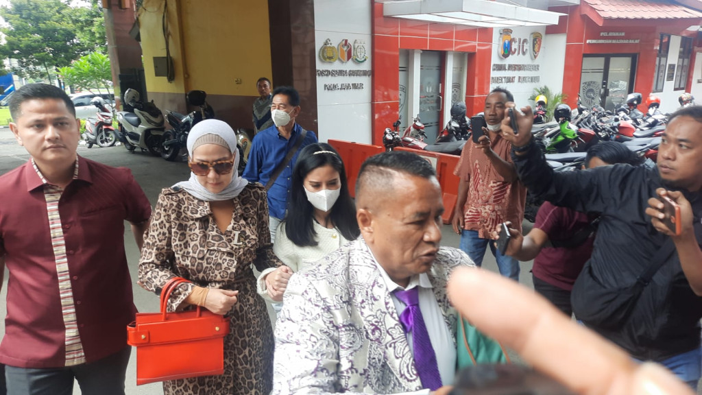 Venna Melinda Serahkan Bukti Medis Terkait KDRT Ferry Irawan ke Polda Jatim