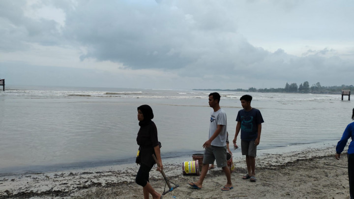 3,6 Ton Sampah Diangkut dari Pantai Bandengan Setiap Hari