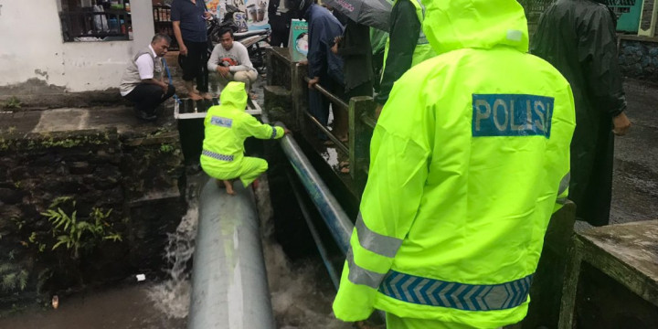 Personel Gabungan Masih Cari Bocah yang Hilang Terseret Arus Selokan