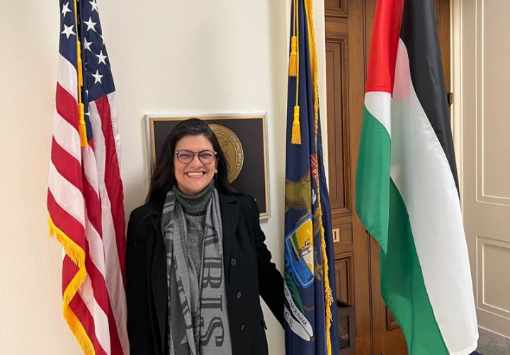 Kecam Apartheid Israel, Rashida Tlaib Posting Bendera Palestina di Kantor Kongres AS