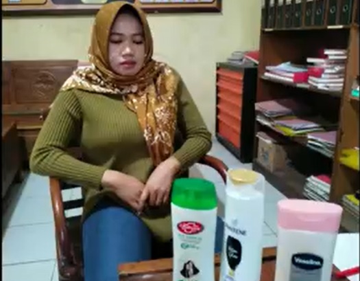 Ke Minimarket Pakai Mobil, Ibu Muda di Lamongan Ketahuan <I>Nyolong</i> Sampo