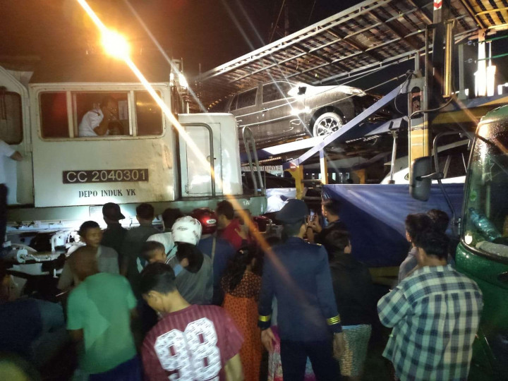 Tersangkut di Rel Kereta, Truk Bermuatan Mobil Baru Tertabrak Kereta Sancaka