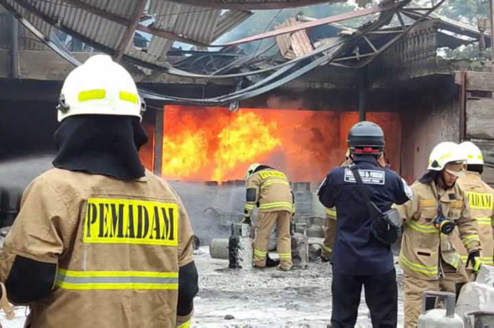 Duar! Ledakan Warnai Kebakaran Gudang Elpiji di Duren Sawit