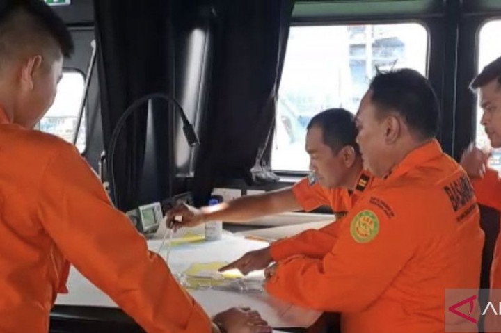 Basarnas Kerahkan Helikopter Cari 6 Penumpang KM Rukun Jaya yang Tenggelam