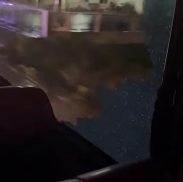 Gambar tangkapan layar yang menunjukkan kaca bus yang membawa pemain dan ofisial Arema FC pecah. Foto: Istimewa