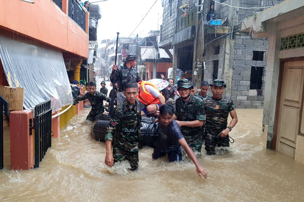 Ratusan Personel TNI AD Evakuasi Warga Terdampak Banjir Besar Manado