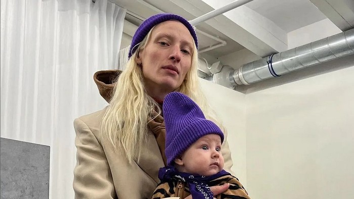Menyusui Anak di Paris Fashion Week, Model Maggie Aurer Banjir Dukungan