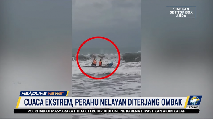 Nekat Melaut, Perahu Nelayan Tergulung Ombak