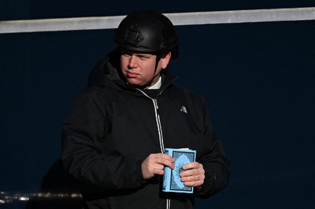 Rasmus Paludan memegang salinan Al-Quran di Kopenhagen, Denmark, 27 Januari 2023. (Sergei GAPON / AFP)