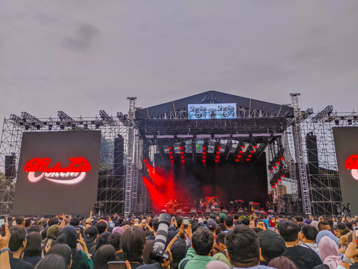 Cokelat Sukses Buka Konser Sheila On 7 di Jakarta