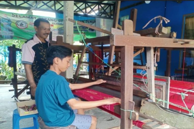 Kain Tenun Pagatan Tembus Pasar Dunia