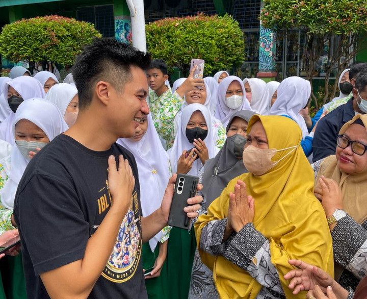Terharu! Baim Wong Bantu Bayar Tunggakan Siswa Tak Mampu, Nangis Satu Sekolahan