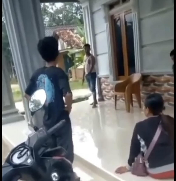 Tak Mau Bayar saat COD, Warga di Banyuasin Tusuk Kurir Paket