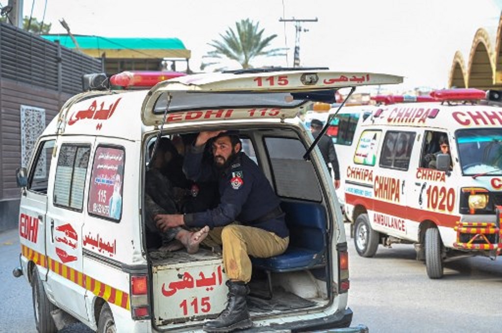 Ambulans mengangkut korban luka dari lokasi ledakan bom bunuh diri di Peshawar, Pakistan, 30 Januari 2023. (Abdul MAJEED / AFP)