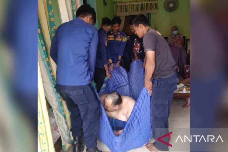 Proses evakuasi warga penderita obesitas di Kelurahan Pabuaran, Cibinong, Kabupaten Bogor, Jawa Barat. (ANTARA/HO-Humas Pemkab Bogor)