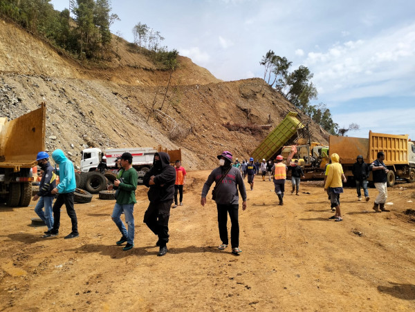 Karyawan PT GAN Blokade Jalur Hauling