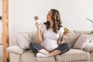 Ngidam Makanan Tak Sehat Saat Kehamilan, Aman Enggak Ya?