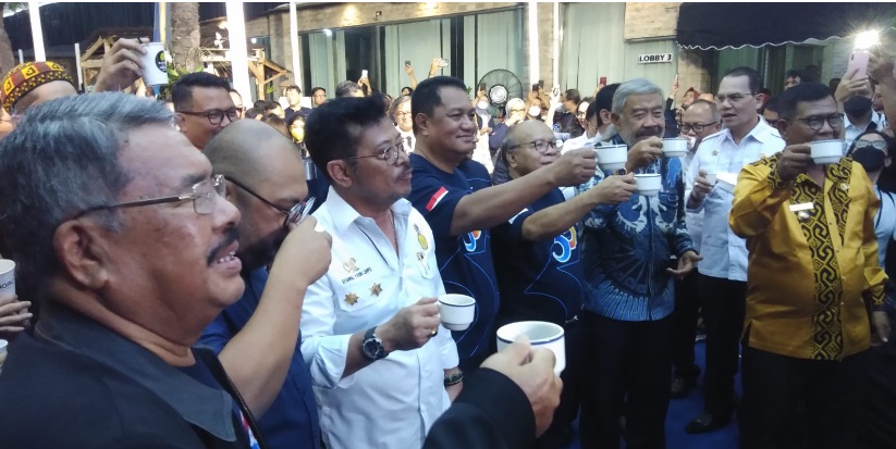 Menteri Pertanian Syahrul Yasin Limpo,- tengah baju putih, turut hadir dalam pembukaan Festival Kopi Nusantara 2023. (Foto: Indra Maulana/Medcom)
