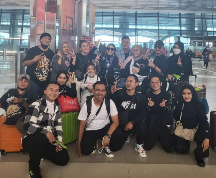 Wuih! Ayu Ting Ting Boyong Keluarga dan Karyawan Liburan ke Eropa