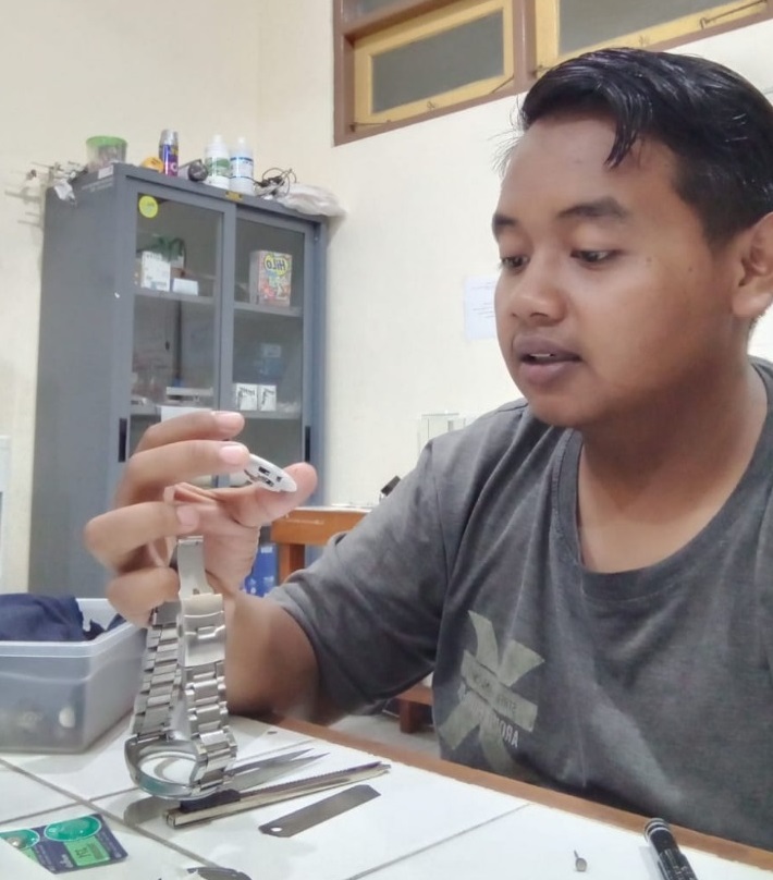 Manfaatkan Pandemi Covid-19, Mahasiswa UNY Buka Usaha Servis Jam