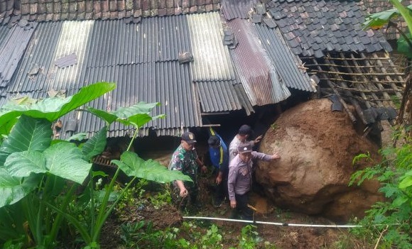 Batu Besar Seukuran Mobil Timpa Rumah Pasutri di Situbondo