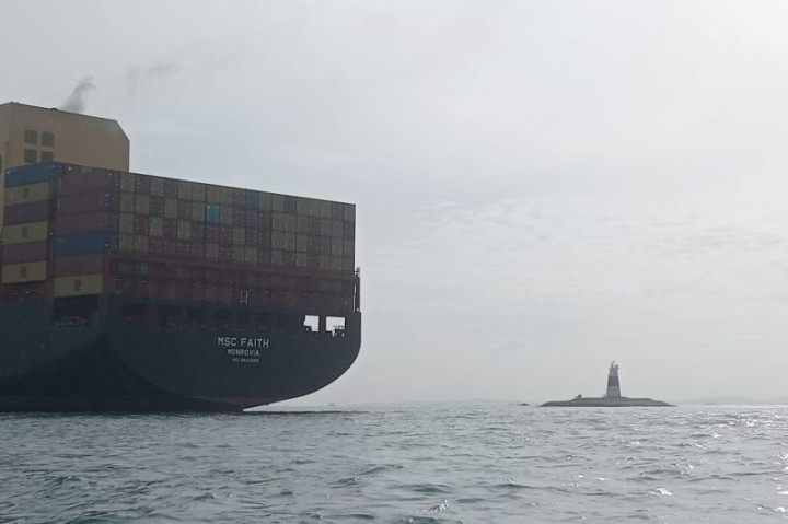 KSOP Riau Evakuasi Kapal Kargo Karam di Perbatasan Indonesia-Singapura