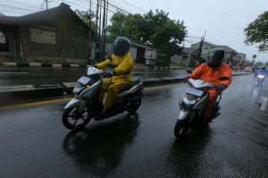 Masih Musim Hujan, Ini Trik Mengemudi Di Jalanan Licin