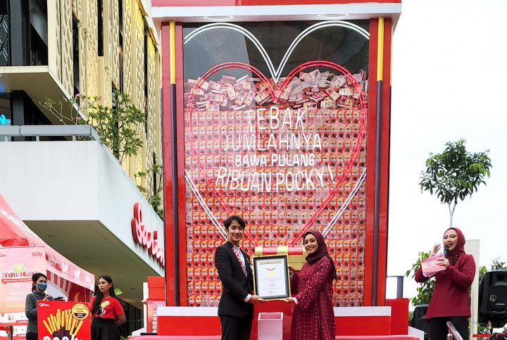 Tugu Raksasa dari Kemasan Biskuit Raih Rekor MURI