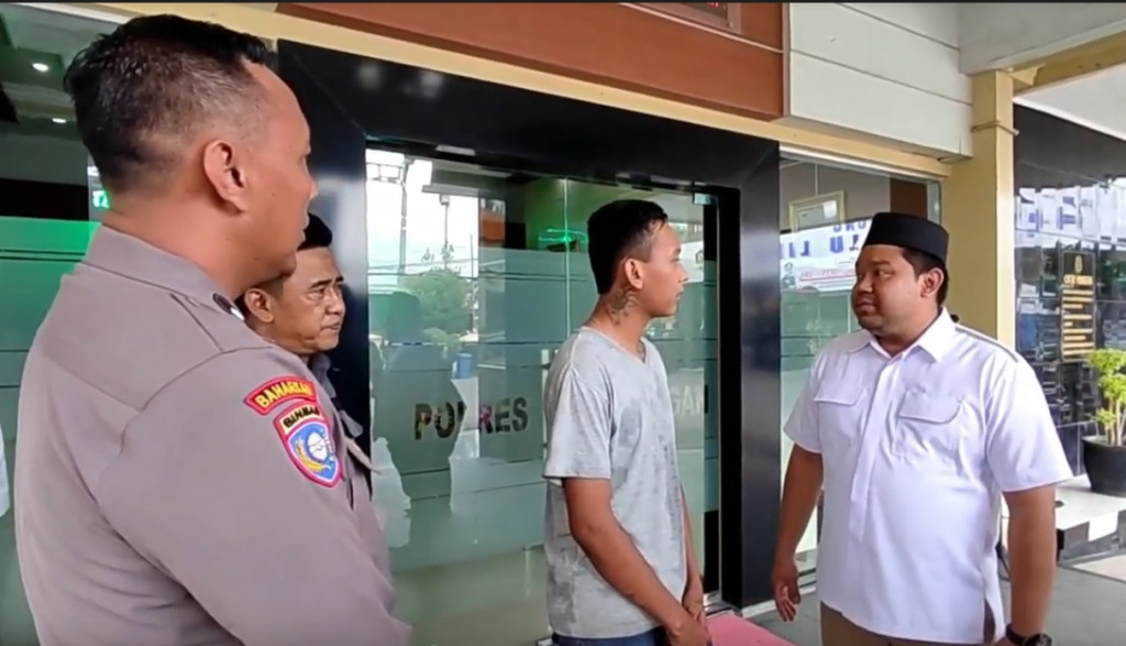 Sujono Prawijaya diamankan polisi usai video penghinaanya kepada Presiden Jokowi viral (Foto / Metro TV)