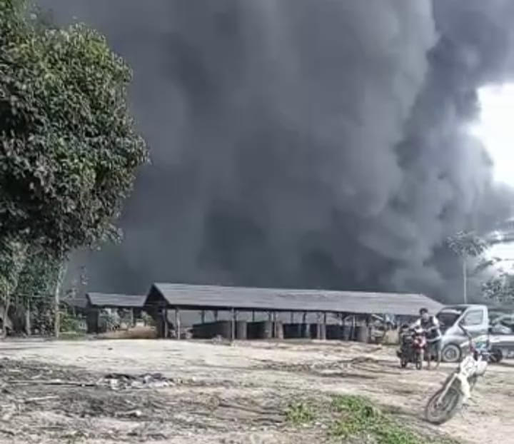 Bekas tempat penyulingan minyak di Muba, Sumsel terbakar. Foto: Istimewa