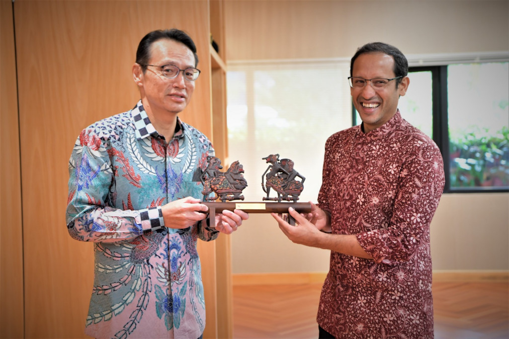 Duta Besar (Dubes) Jepang untuk Indonesia, Kanasugi Kenji, dan Mendikbudristek Nadiem Makarim. DOK Kemendikbudristek
