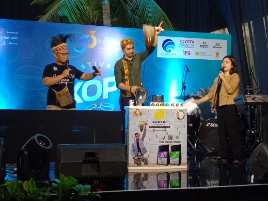 Teuku Bawadi, founder Bawadi Coffee khas Aceh saat membuat Kopi Sanger. (Foto: Nandhita/Medcom)