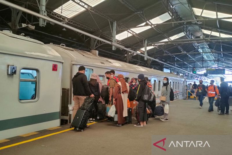 Ilustrasi-Aktivitas penumpang di Stasiun Solobalapan, beberapa waktu lalu. ANTARA/Aris Wasita