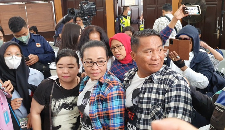 Orang Tua Bharada E 'Diburu' Pengunjung Sidang Buat Minta Foto