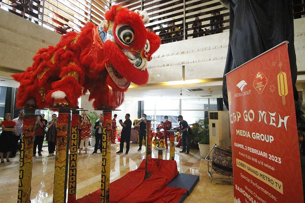 Melihat Atraksi Barongsai di Loby Grand Metro TV