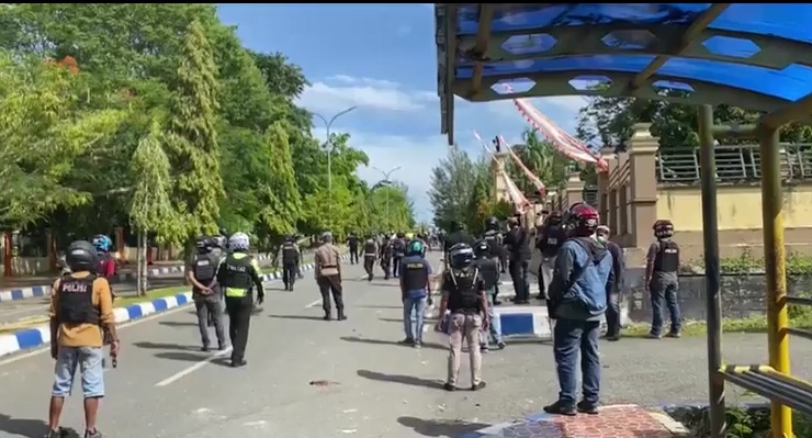 Sebanyak dua kelompok warga di Kota Tual, Provinsi Maluku, kembali bentrok pada Kamis pagi, 2 Februari 2023.