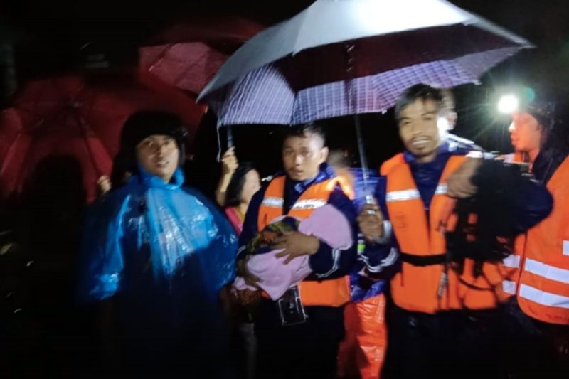 Tim BPBD Kota Parepare, Sulsel, mengevakuasi balita saat banjir bandang melanda kota setempat pada Rabu (1/2/2023) malam. FOTO ANTARA/HO-BPBD Parepare.